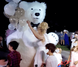 The White Polar Bear came to the wedding to deliver the gift to the bride and groom. Gift Delivery. Wedding gift. Polar bear surprise. White Polar Bear at the wedding.